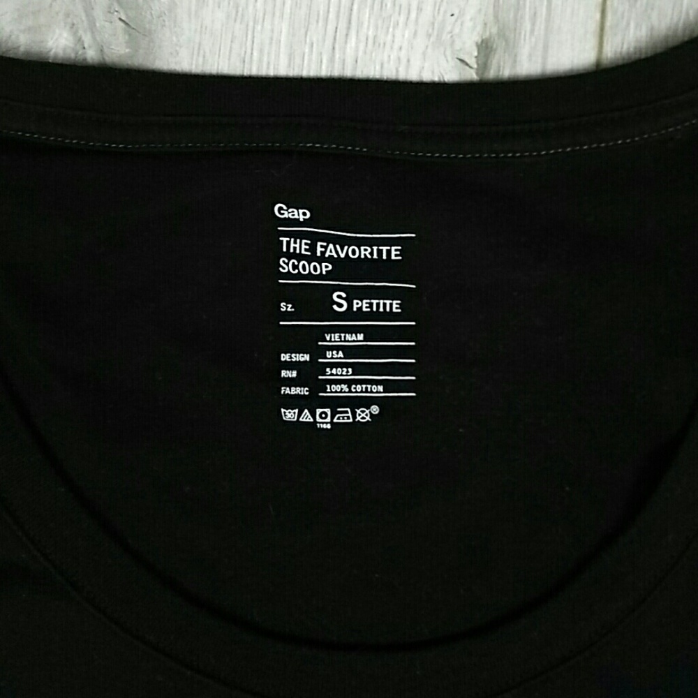 Black scoop neck gap tee